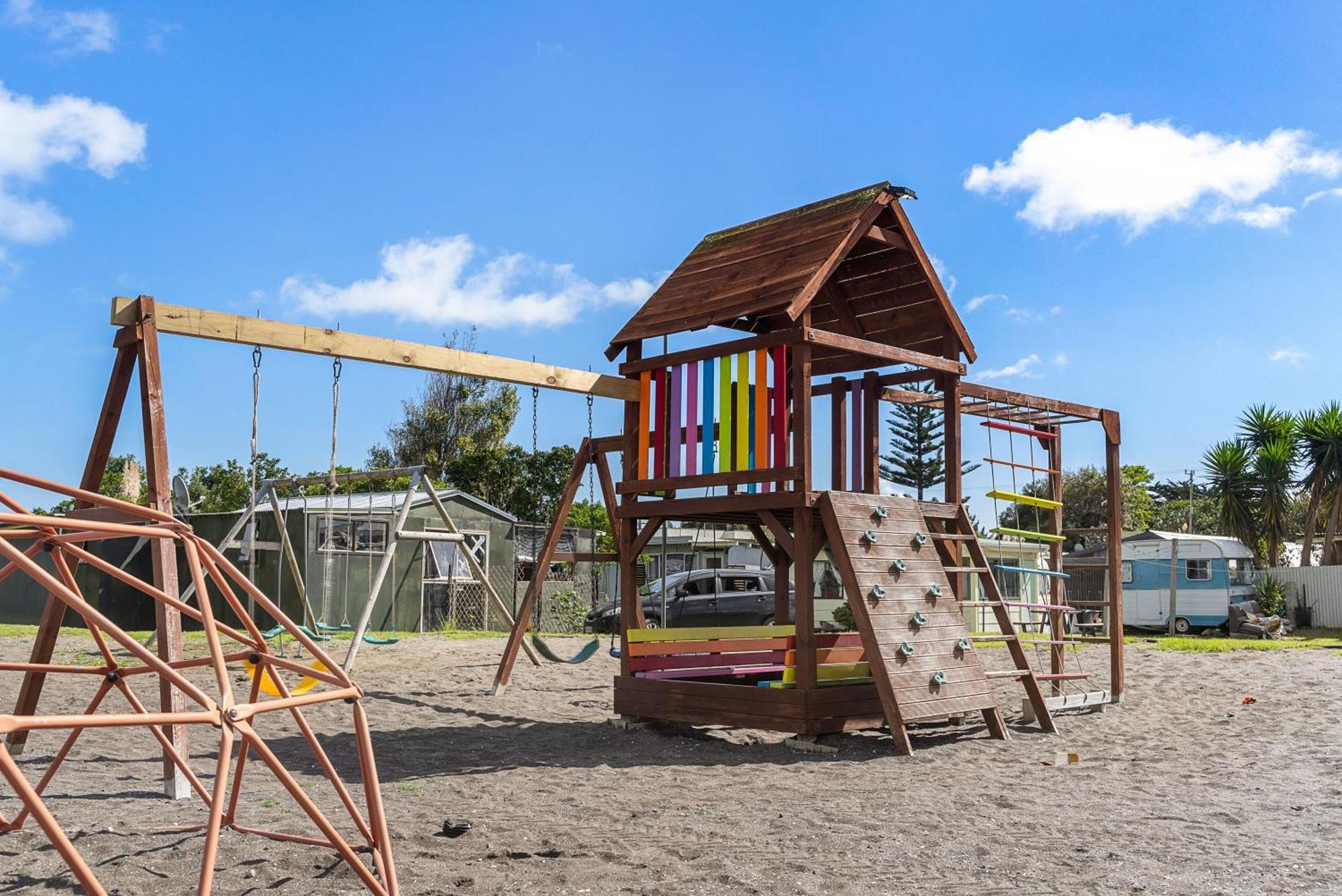 Port Waikato Holiday Park 외부 사진