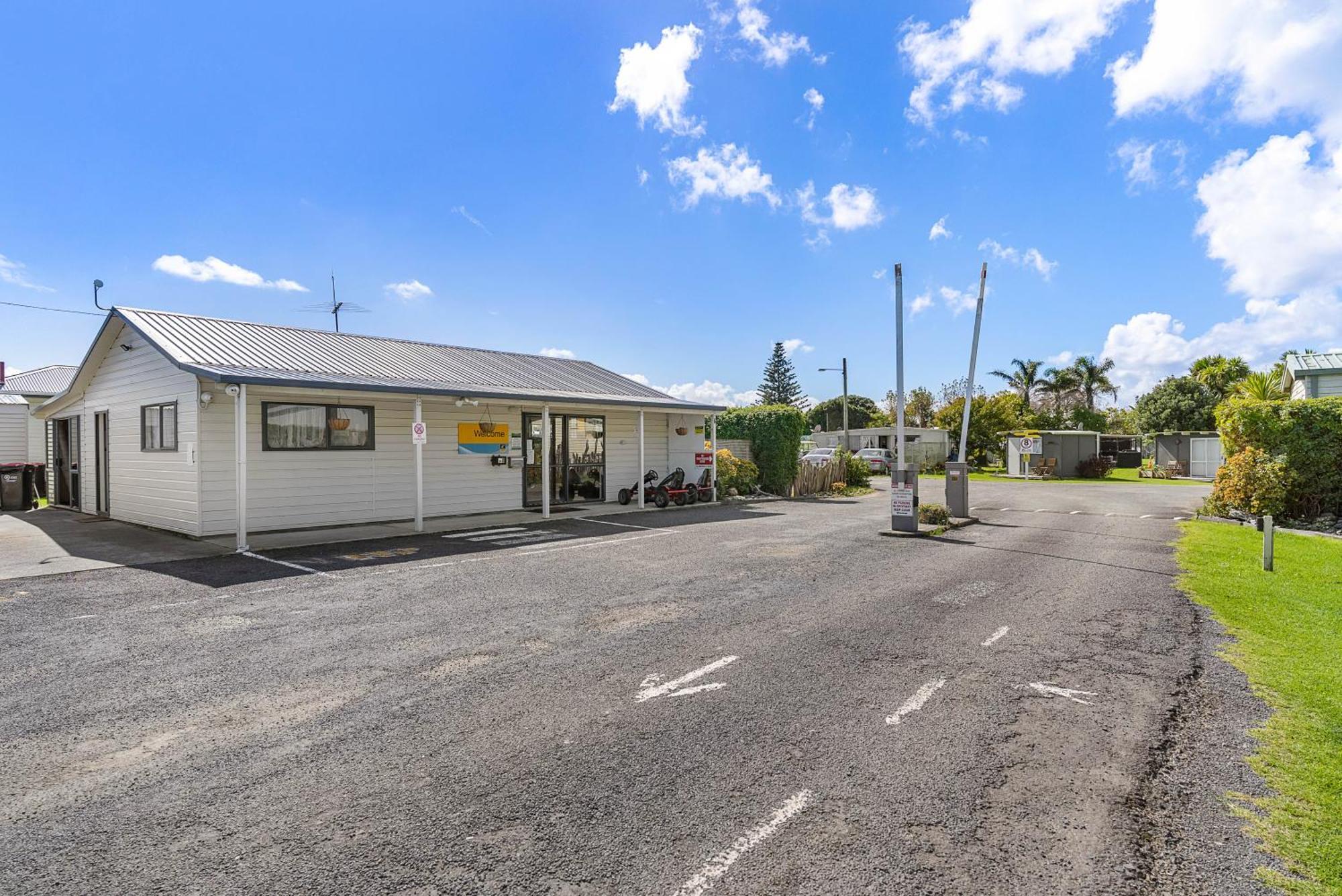 Port Waikato Holiday Park 외부 사진